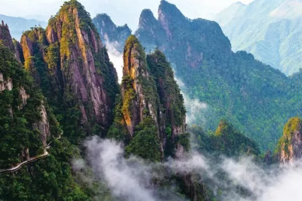 莽山五指峰景區(qū)<a href='http://www.dmpxhzm.com/' target=_blank>旅游攻略</a>一日游